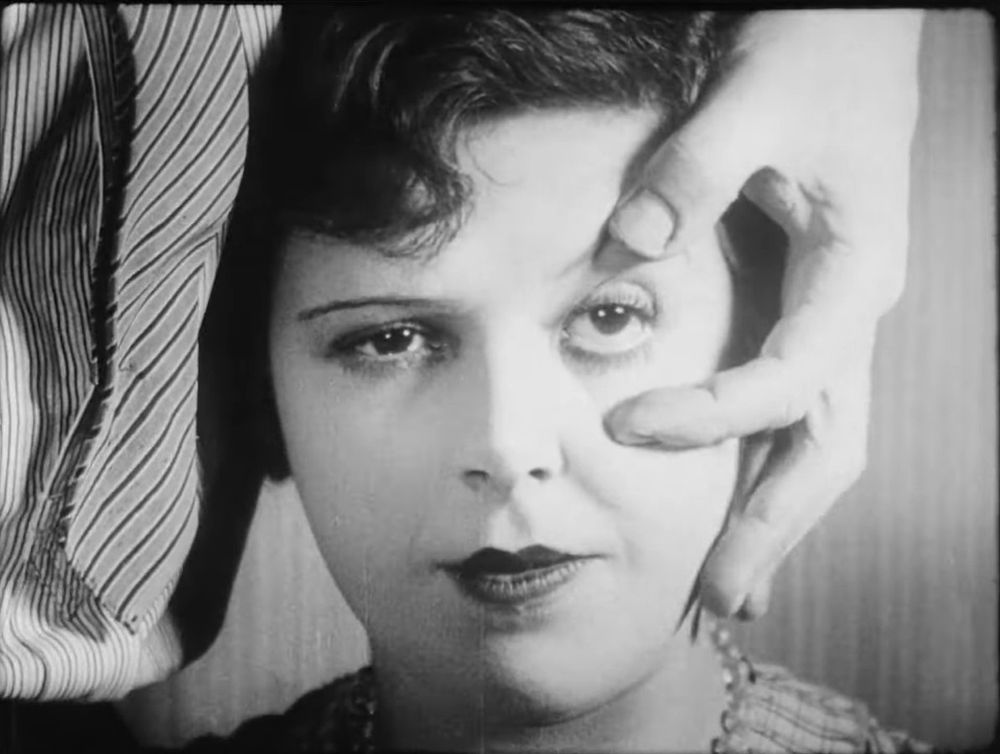 Simone Mareuil in Un Chien Andalou (1929) 