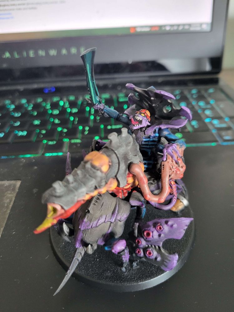 This kitbash used multiple parts, the leftover pyrovore bits from the biovore kit, tyranid warrior body and arms, as well as carnifex and norn assimilator bits