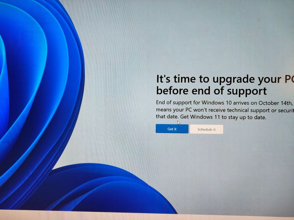 Fullscreen windows 11 ad on a windows 10 computer. The ad popped up after starting the computer
