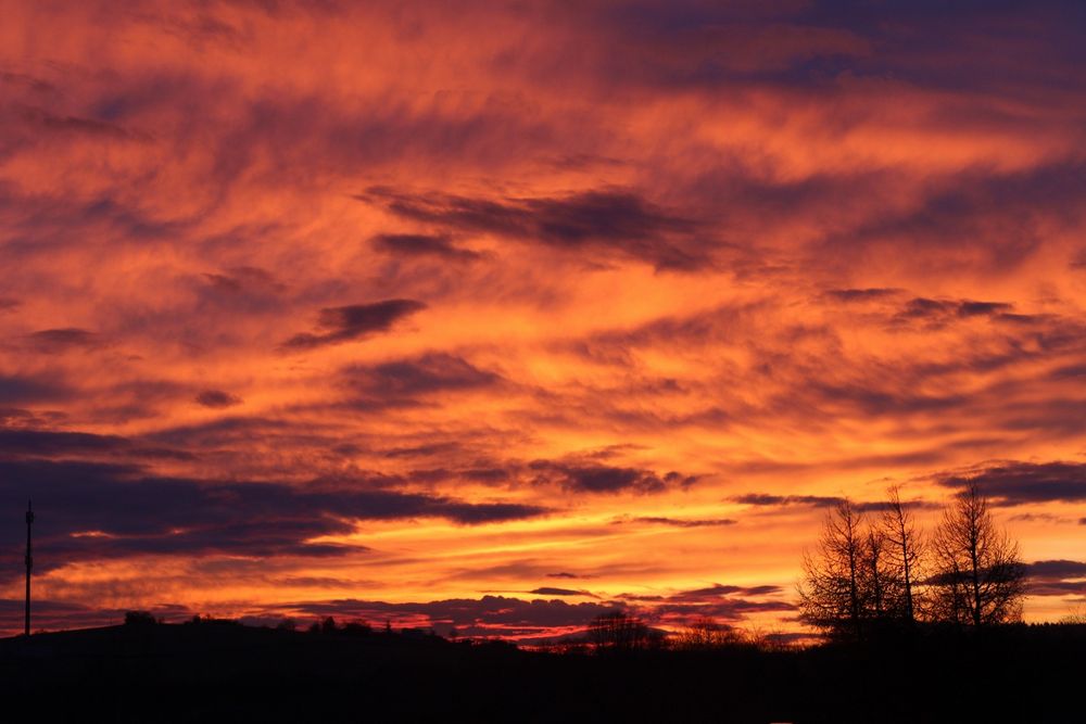 Sonnenuntergang sehr rot und orange 
