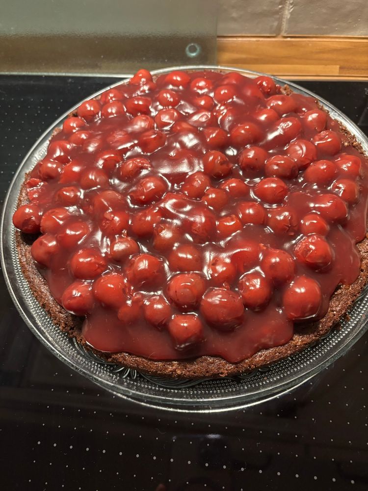 Tortenboden mit angedickten Kirschen drauf.