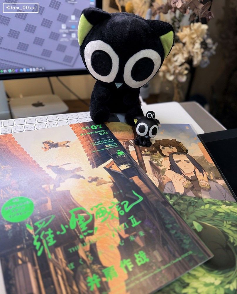 羅小黒戦記2のパンフレットやシャオヘイのぬいぐるみの画像