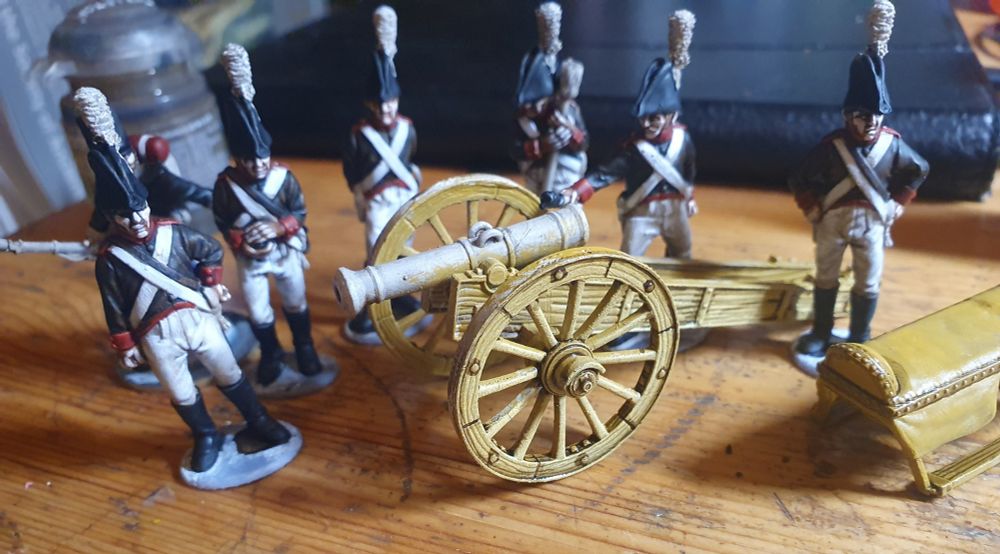 Napoleonic Austrian gun crew, around a Wurst gun. Piano Wargames rescaled to 40mm. Work in progress on the painting. 