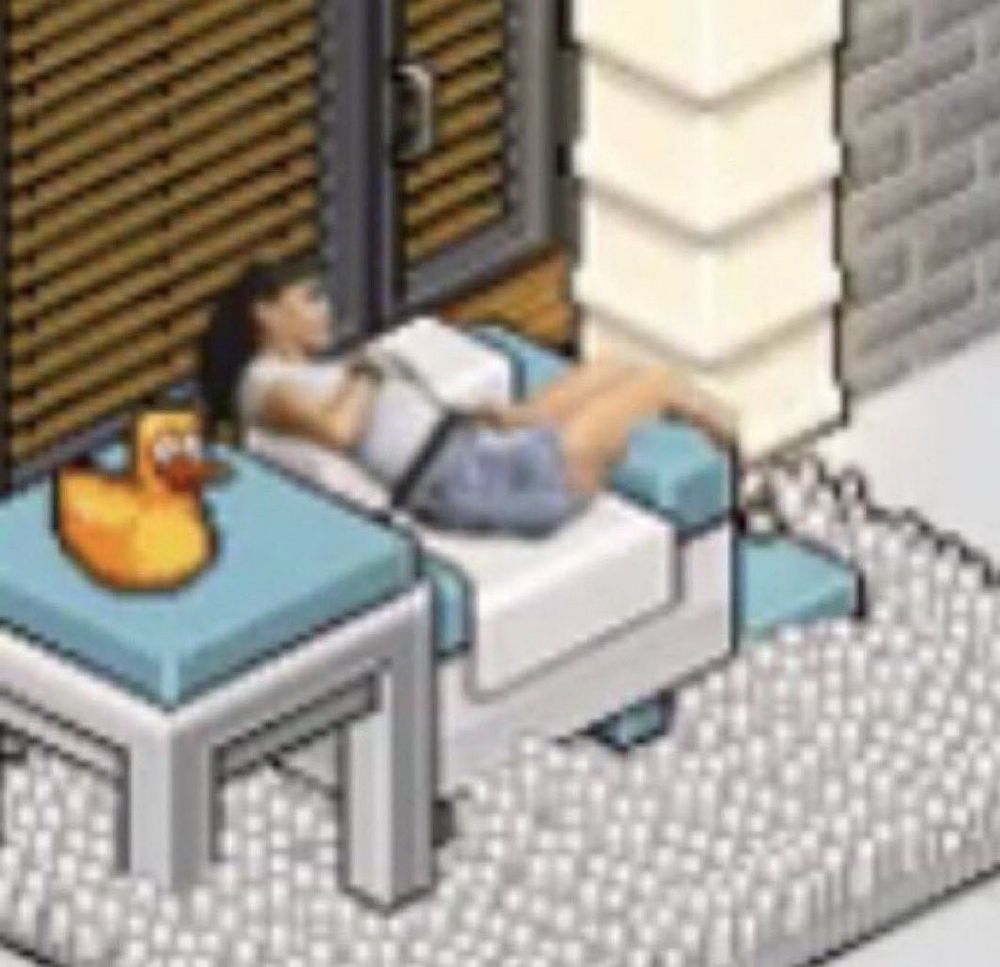 meme da gretchen meio deitada no sofá só que ela está inserida em um quarto do habbo hotel sentada numa poltrona