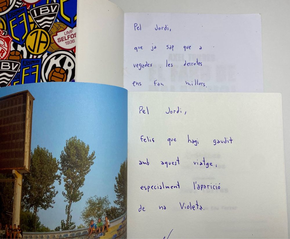 Llibres: “El faro de Dalatangi” i “Crónicas balcánicas”. Autor: Axel Torres. Editorial: Contra.