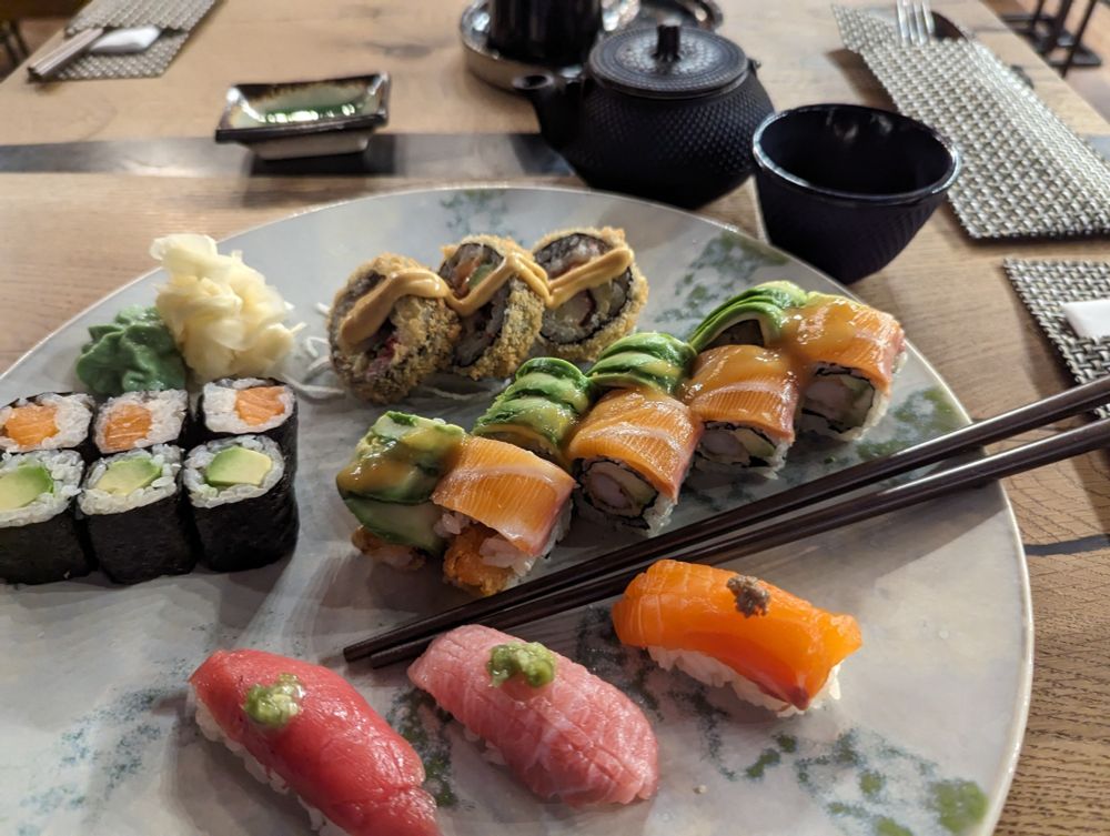Bild einer Platte mit Sushi.