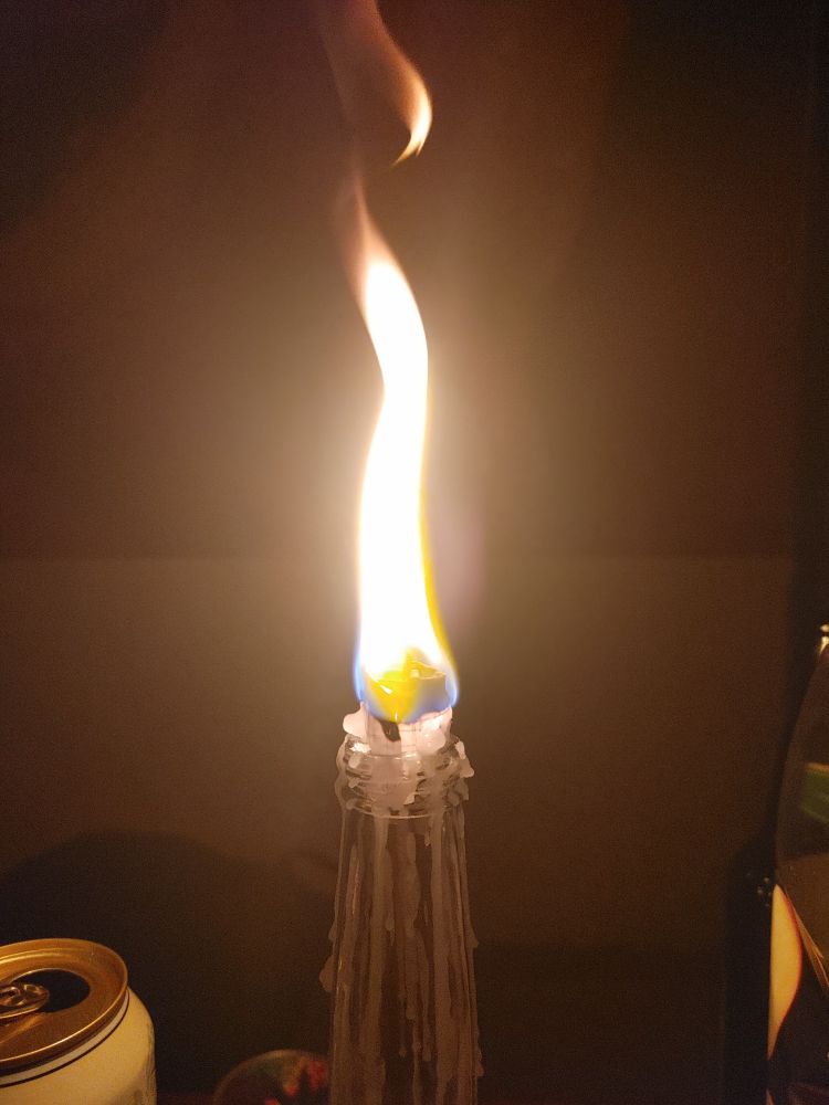 воск стікав по стінкам всередину, там набрався дим, який вкінці неймовірно спалахнув із таким реактивним звуком, шо вікна вздрогнули а ми почали кричать "огоооо", "єбать" і всяке таке, а на звук прибіг ваньок з кухні з ложкою питає шо це було??, а ми давай описувати шо ми бачили, а що ми бачили? я вже не впевнений.  це була довбана магія