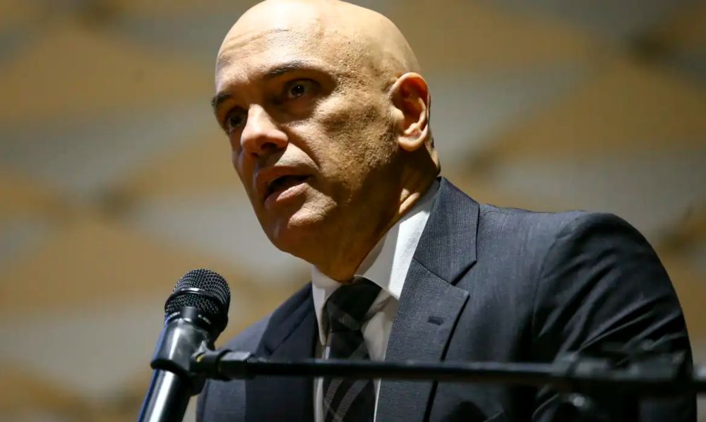 O ministro Alexandre de Moraes, do Supremo Tribunal Federal (STF), autorizou nesta terça-feira (26) a polícia penal do Distrito Federal a realizar vigilância integral na casa do ex-presidente Jair Bol...