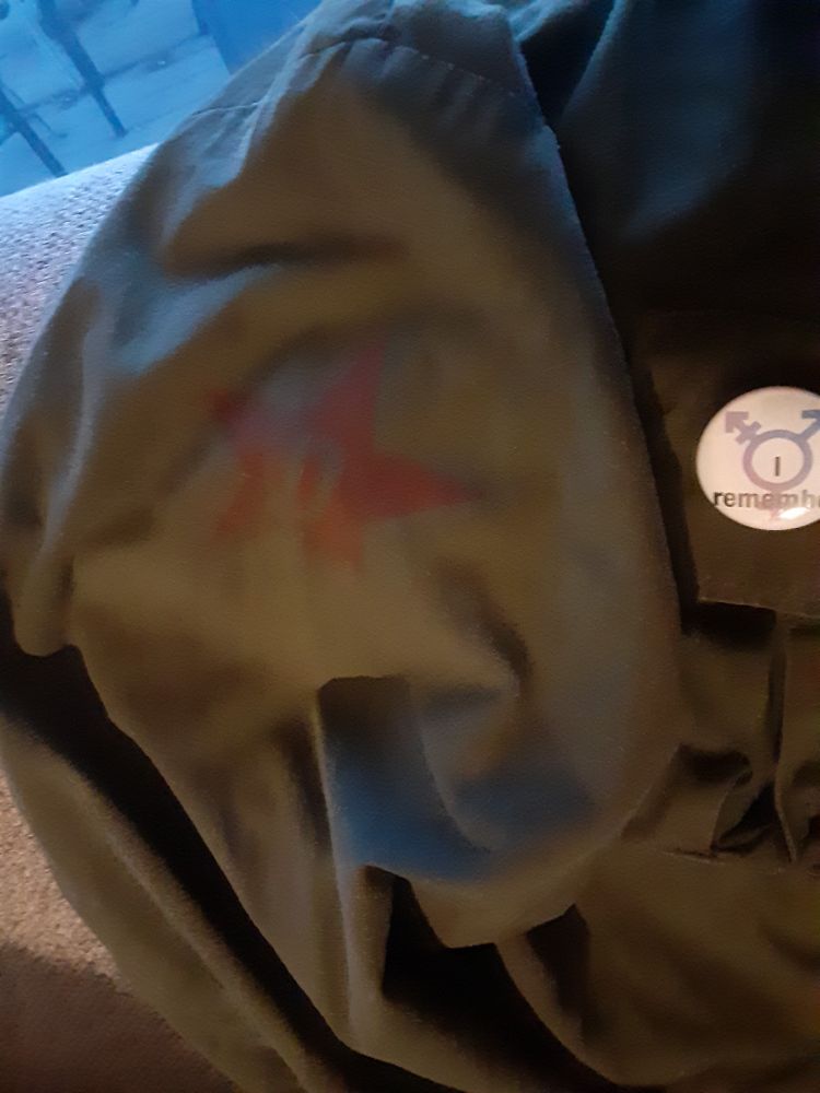 Detail on the jacket, a red star with the letter "O"