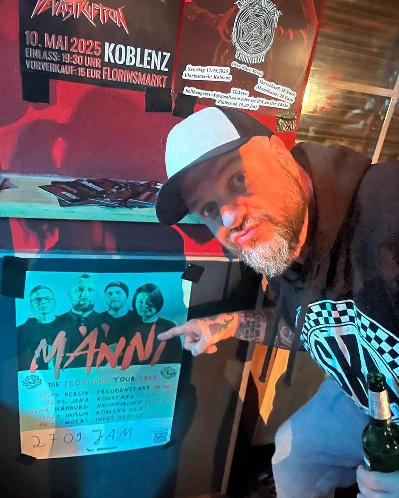 Der Butterwegge zeigt auf das MÄNNI-Tourplakat.