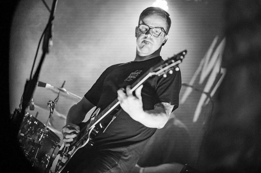 Kreutzi spielt Gitarre.