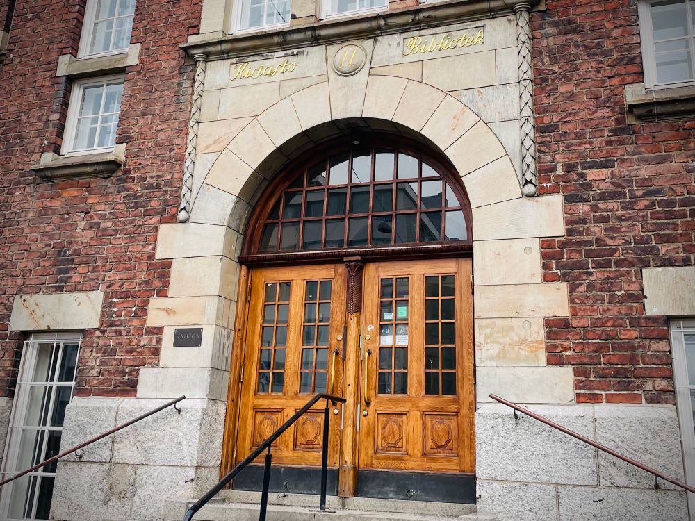 Kirjaston ulko-ovi. 