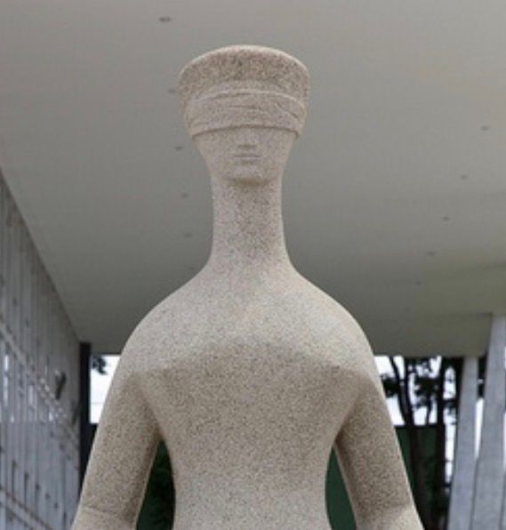 foto da estatua da justiça do STF em que aparece vendada.