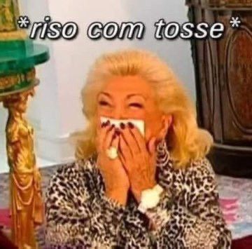 Hebe Camargo rindo com lenço no rosto. Legenda: RISO COM TOSSE