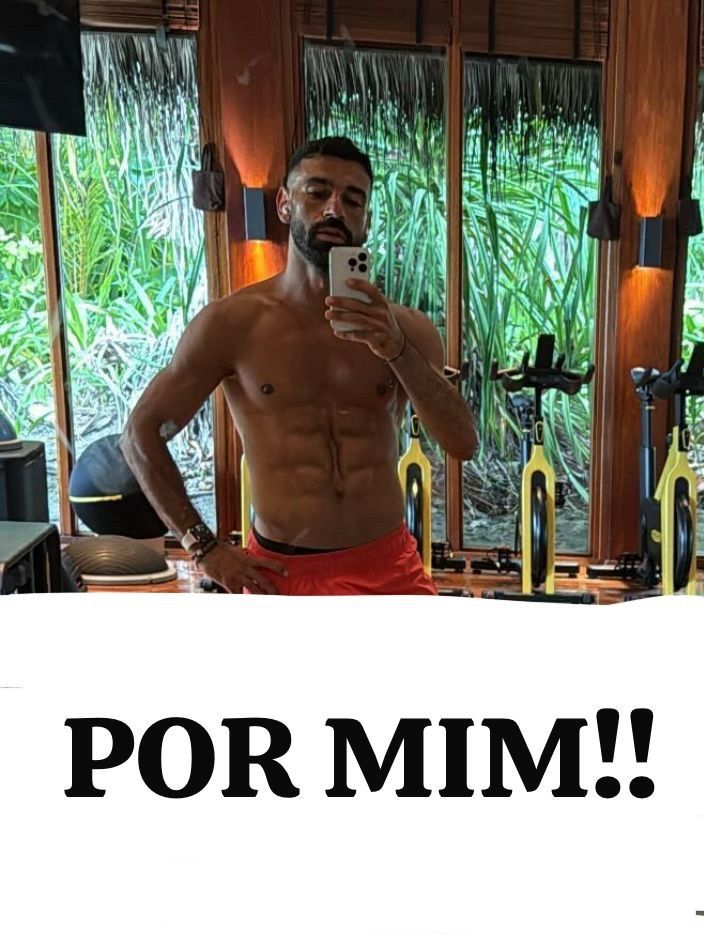 Sala tirando selfie sem camisa na frente do espelho. 
