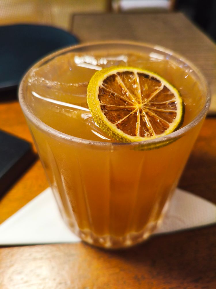 Drink de Bourbon, gengibre e mel. 