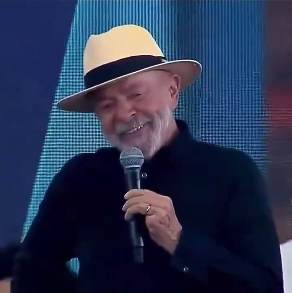 Lula sorri em tom irônico. 