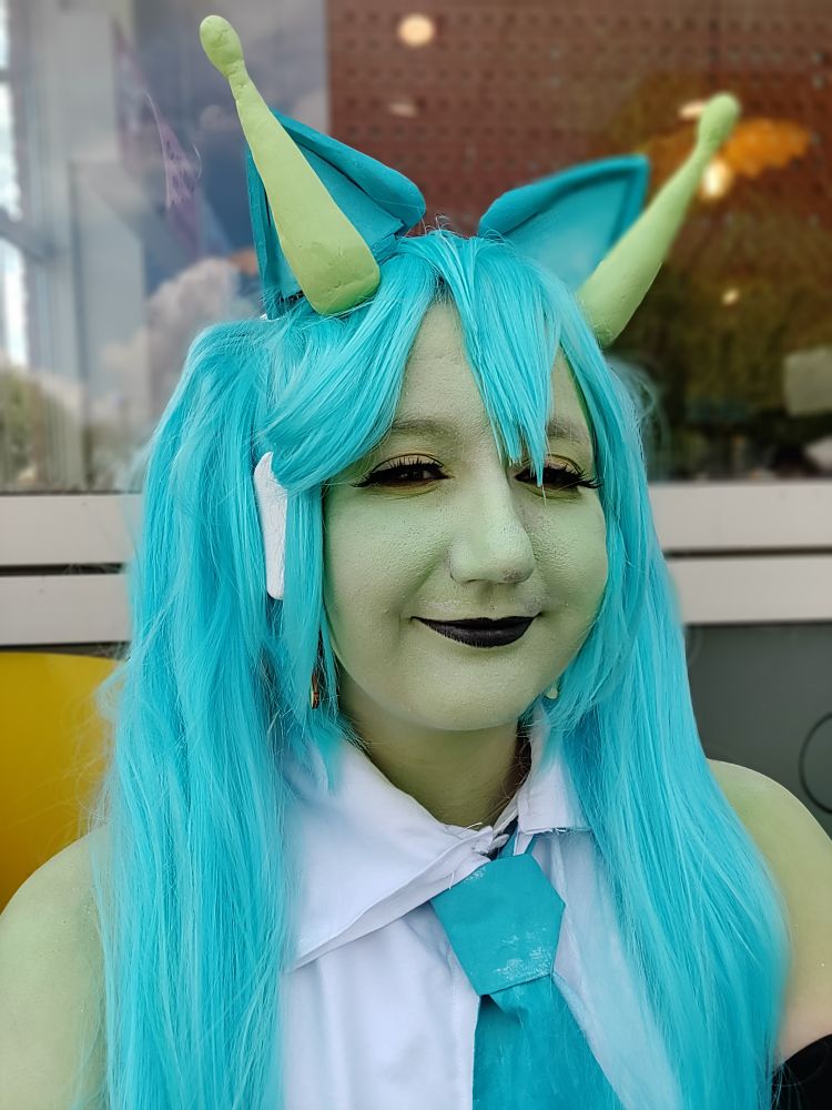 A selfie cosplay of Hatsune Miku with antennas, as an alien.