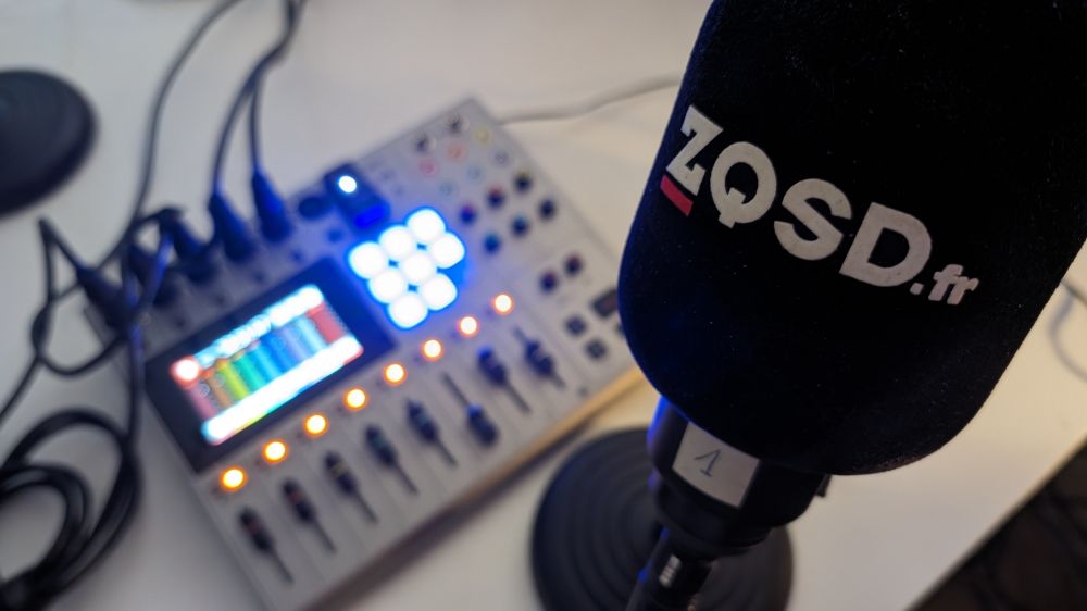 Le micro ZQSD.fr devant une table de mixage