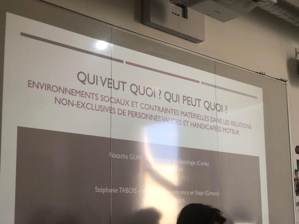 un power point avec la première slide de notre communication intitulée "Qui veut quoi ? Qui peut quoi ? Environnements sociaux et contraintes matérielles dans les relations non-exclusives de personnes valides et handicapées moteur"