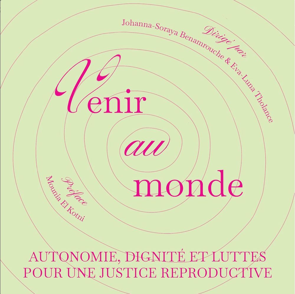 La couverture de l'ouvrage "Venir au monde", fond vert clair et fine spirale rose. Dans le même ton de rose, le titre et le sous-titre : "Autonomie, dignité et luttes pour une justice reproductive". En haut à droite dans la spirale : "dirigé par Johanna-Soraya Benamrouche et Eva-Luna Tholance" puis en bas à gauche : "Préface Mounia El Kotni"