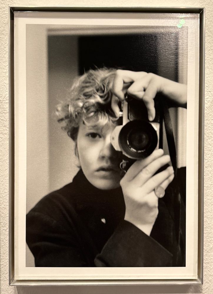 Autoportrait (dans un miroir) de Donna Gottschalk. Photographie en noir et blanc (1970).