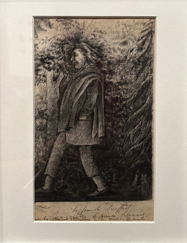 Une oeuvre de Louise Michel au fusain, représentant un homme qui marche vers la gauche, les cheveux au vent au milieu d'arbres