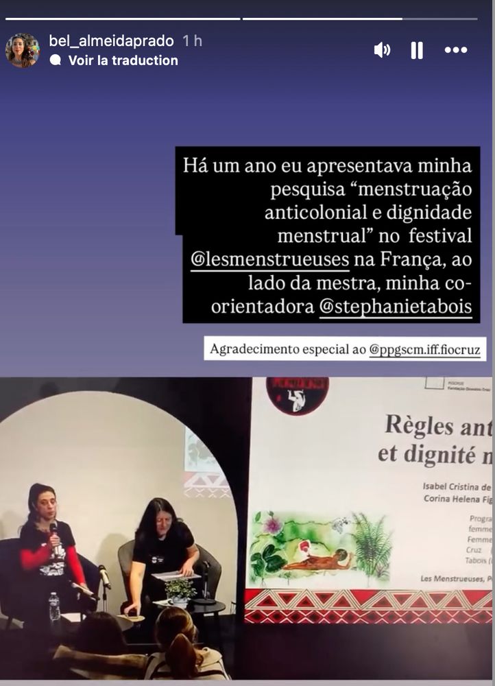 La capture d'écran d'une communication d'Isabel Prado, une doctorante brésilienne. 
A gauche de l'écran la vidéo, à droite, la première page du power point "Règles anticoloniales et dignité menstruelle".