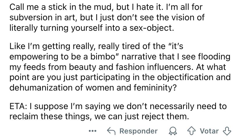 Comentário diz que não entende se vestir de objeto sexual e que não compra a ideia de que eh empoderador ser uma bimbo e que Chappell está na verdade participando da desumanização de mulheres e feminilidade 