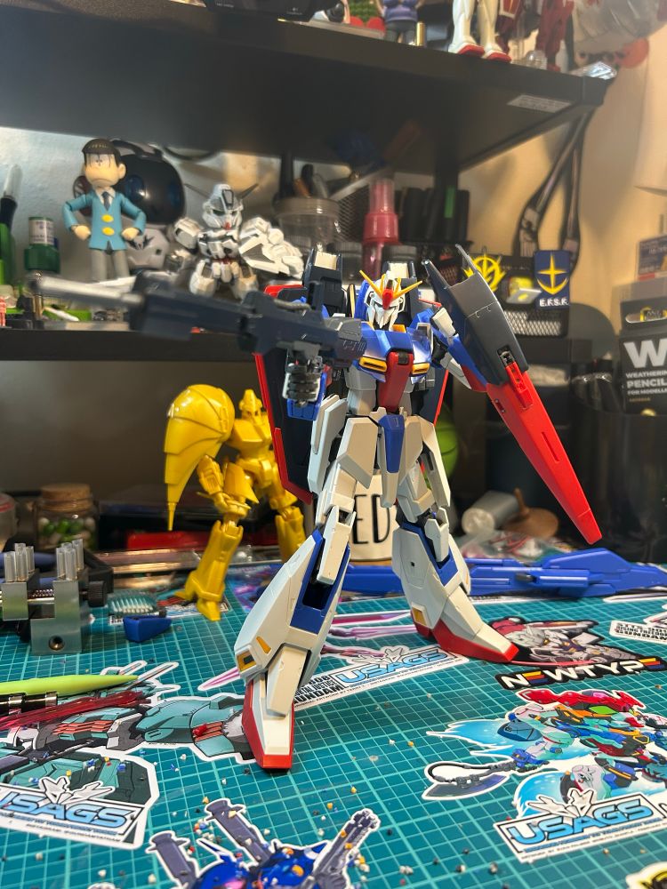 Picture of the Master Grade Zeta Gundam 2.0 in a legs spread shooting pose aiming to the left of the frame.