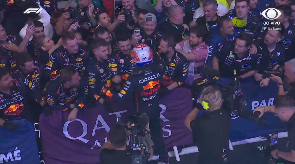 Max Verstappen celebra com a equipe a vitória no GP do Catar de 2025