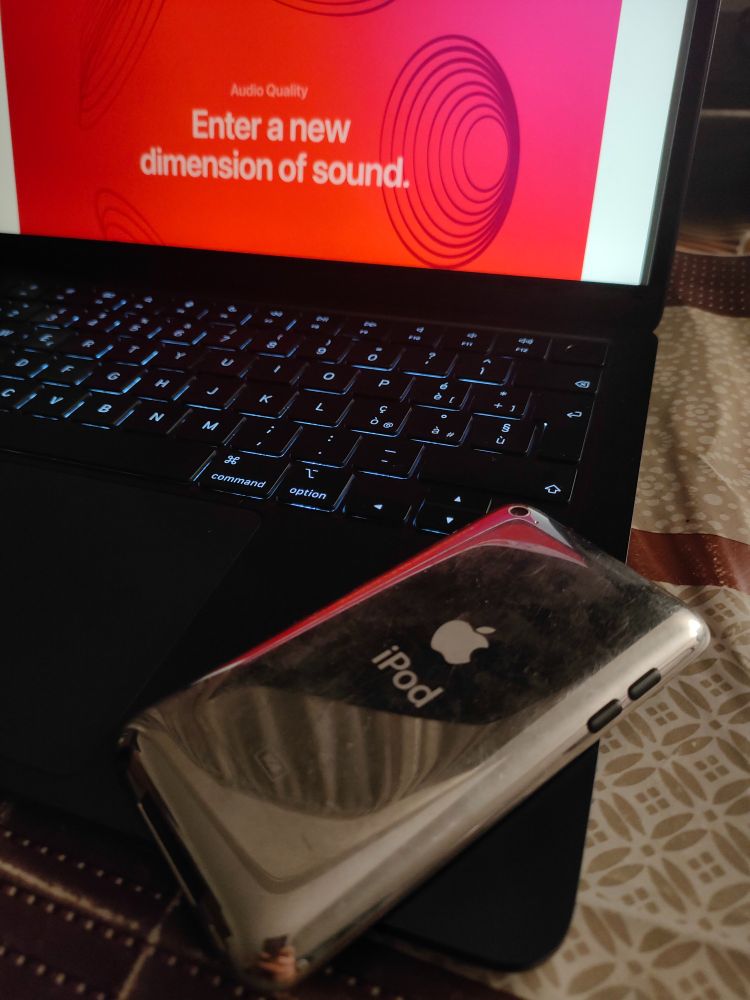 An iPod touch 4 on a Macbook