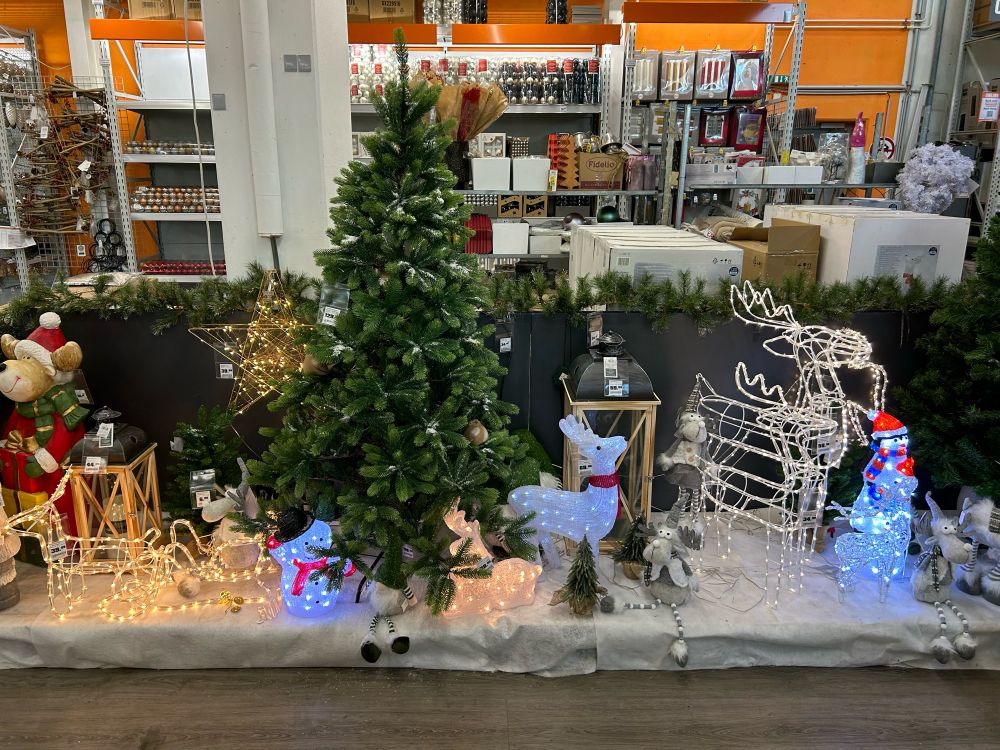 Weihnachtsdekoration am 21. September im OBI-Markt