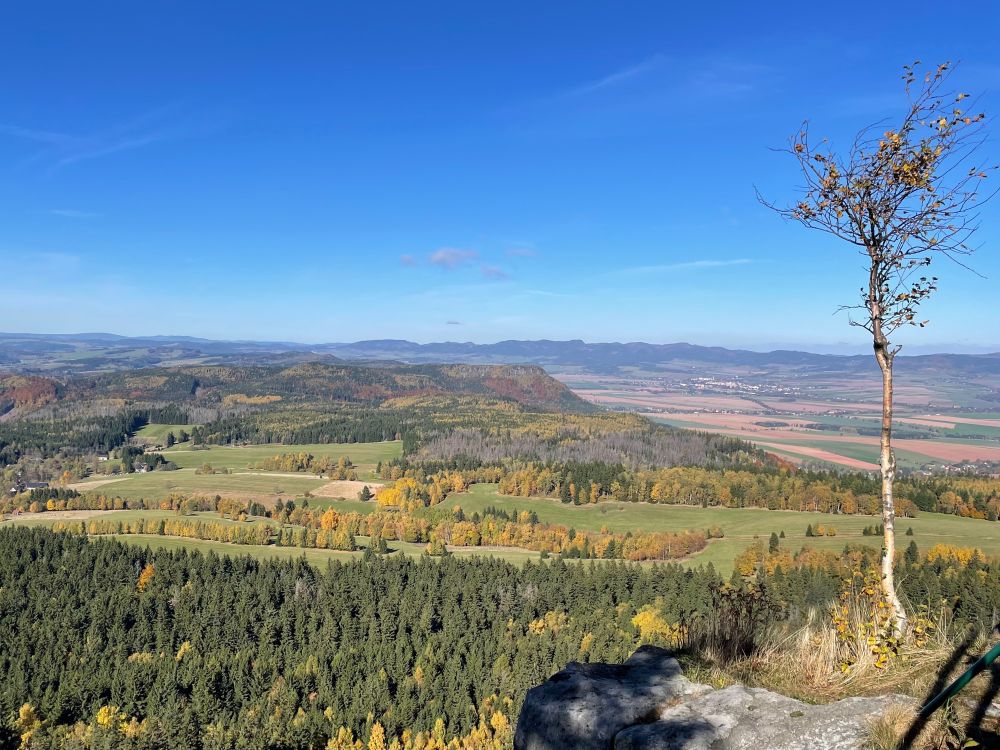Another panorama of the Sudety mountains from the ‚na Szczelińcu’ hostel. On the right there is a small tree growing out of the rock on which the hostel terrace is located.