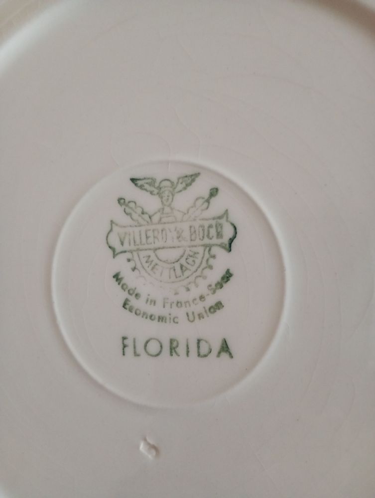 Texte d'une marque de fabrique au dos d'une petite assiette : 
VILLEROY & BOSCH
METTLACH
Made in France-Saar Economic Union
FLORIDA (sûrement le nom du modèle à décor fleuri)