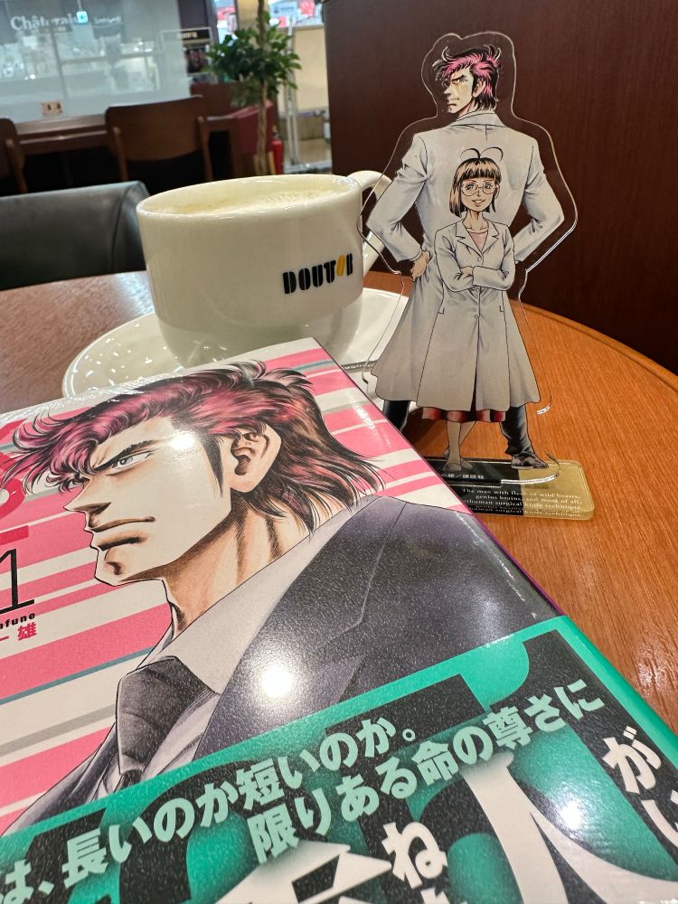 ドトールのカフェラテ。その前にk2 50巻のアクリルスタンド、コミックスk2 51巻。