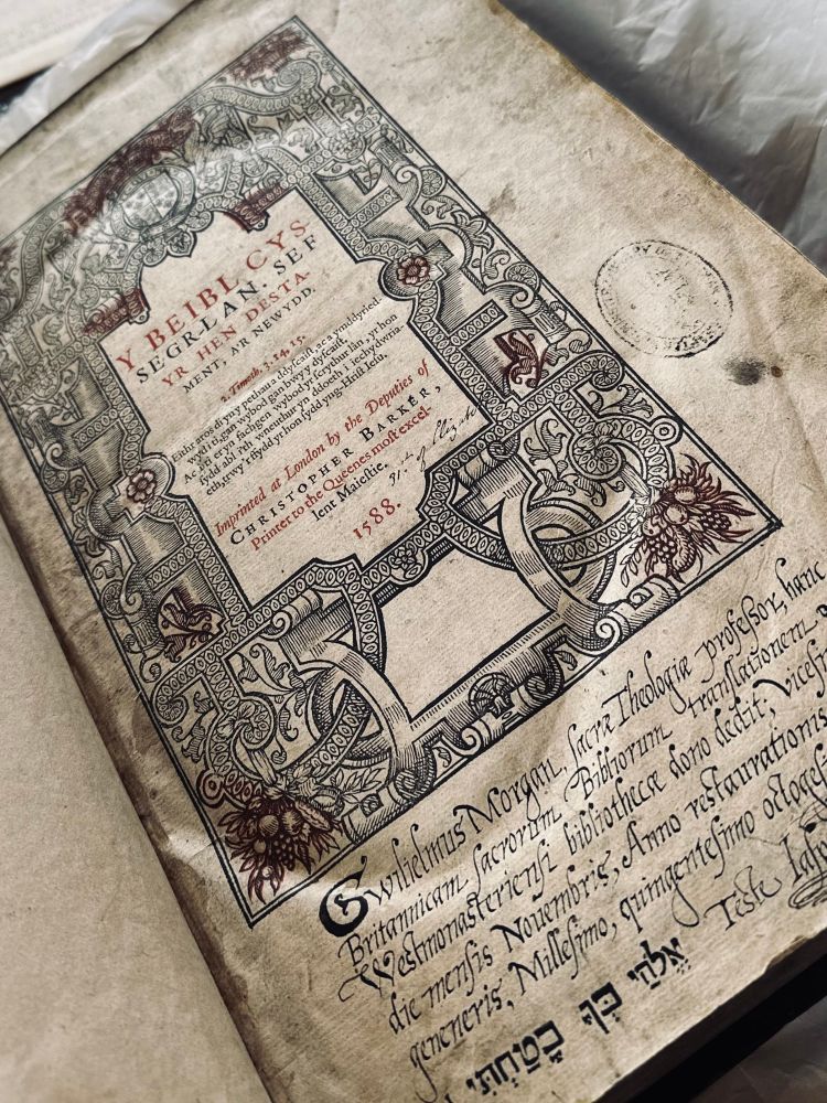 The Westminster Abbey Library copy of the 1588 William Morgan Welsh bible, with library stamp and donation narrative. 