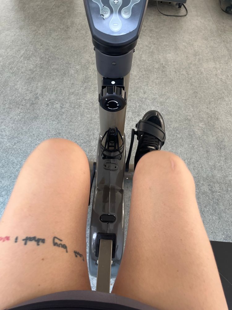 Foto de pernas brancas fazendo bicicleta ergométrica 