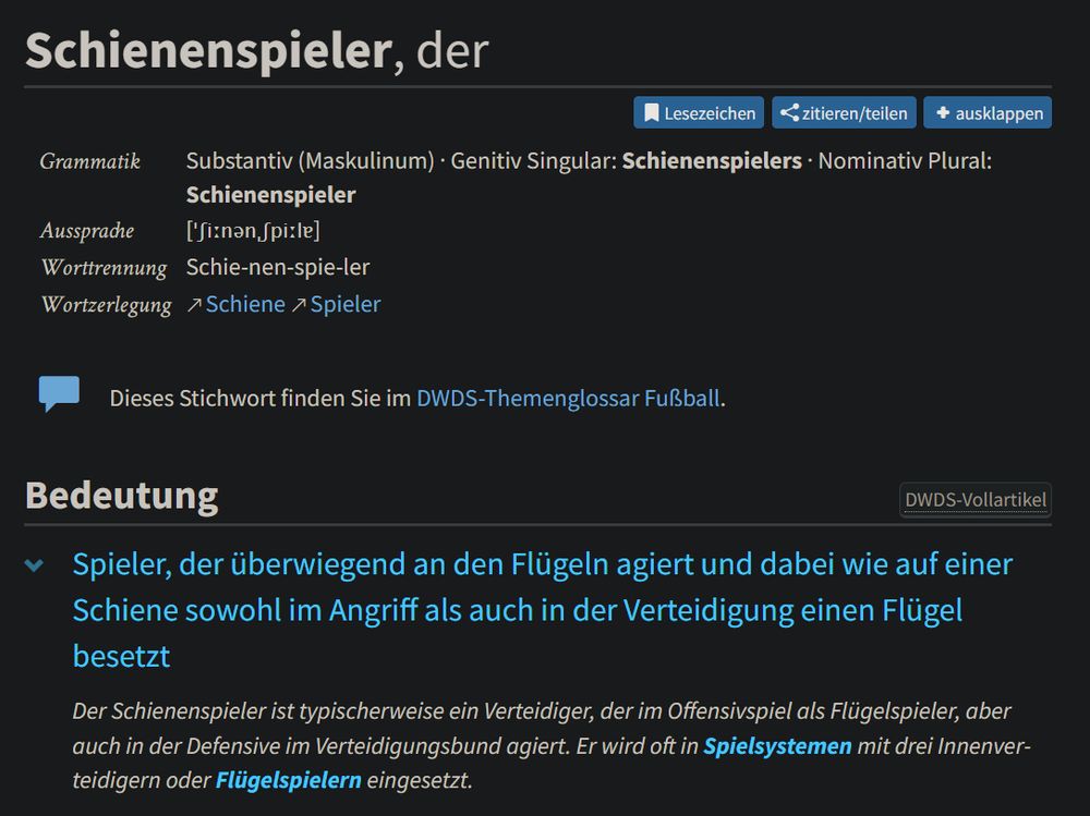 DWDS-Eintrag "Schienenspieler, der"
Bedeutung: Spieler, der überwiegend an den Flügeln agiert und dabei wie auf einer Schiene sowohl im Angriff als auch in der Verteidigung einen Flügel besetzt
Der Schienenspieler ist typischerweise ein Verteidiger, der im Offensivspiel als Flügelspieler, aber auch in der Defensive im Verteidigungsbund agiert. Er wird oft in Spielsystemen mit drei Innenverteidigern oder Flügelspielern eingesetzt.