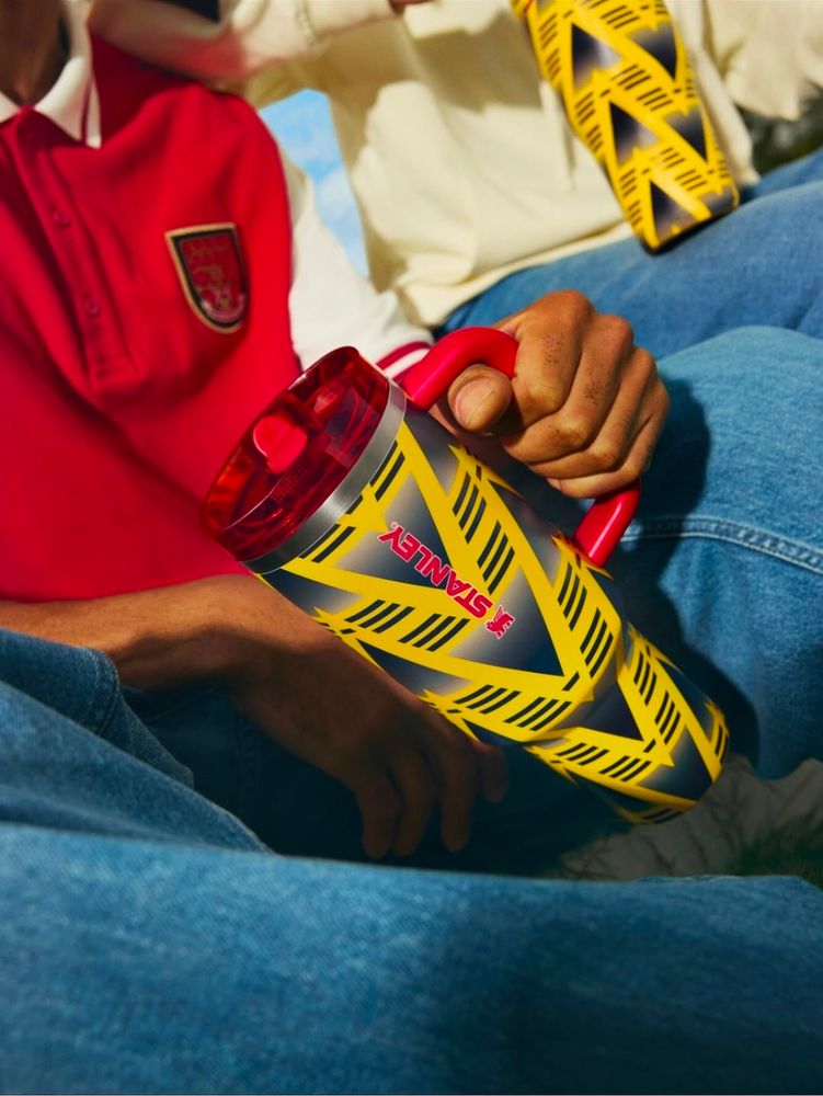 A 40oz Stanley cup with the Arsenal "bruised banana" kit design