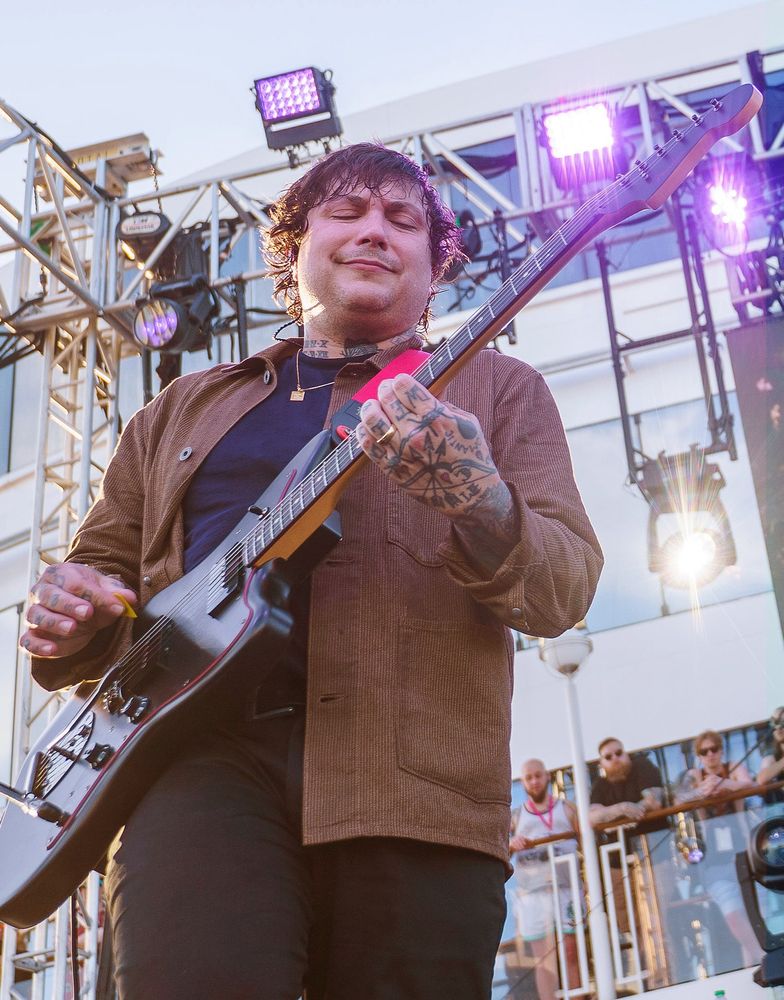 Frank Iero being completely fucking stacked while performing with LS Dunes 