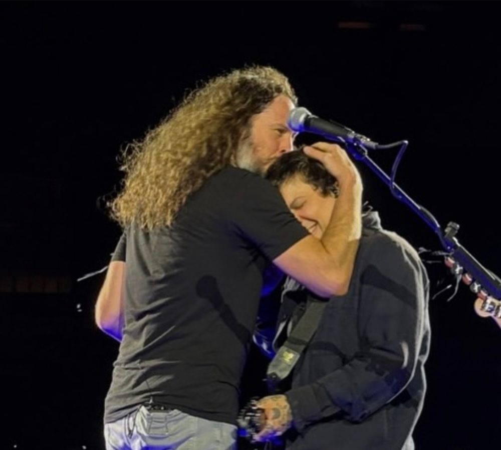 Ray Toro giving Frank Iero a little smooch 