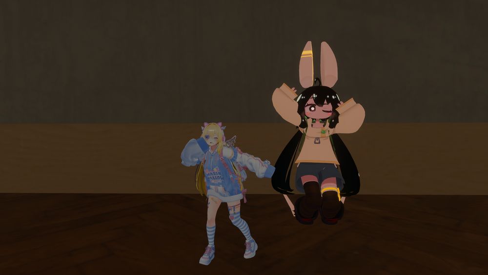 ヴィデオゲームVRChat。可愛いポーズのポップキャンディースタイルパーカー少女。その右には大きいウサギ耳の人間隊生物がジャンプしている。