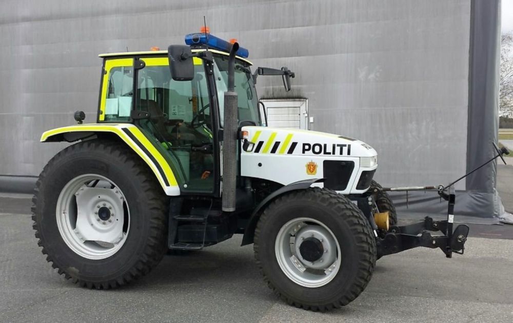A tractor with a Norwegian police painjob