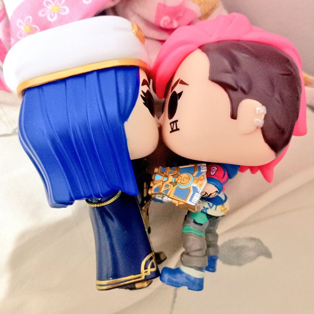 The Caitlyn and Vi Funko Pops kissing.