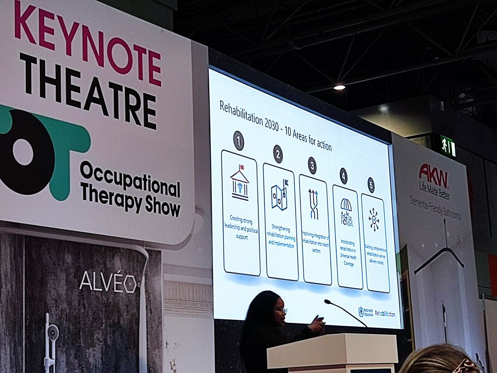 Presenter in keynote theatre 