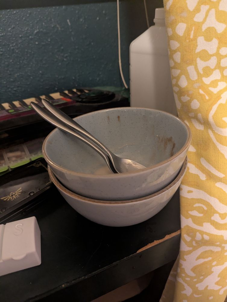 empty ice cream bowls stacked together :3