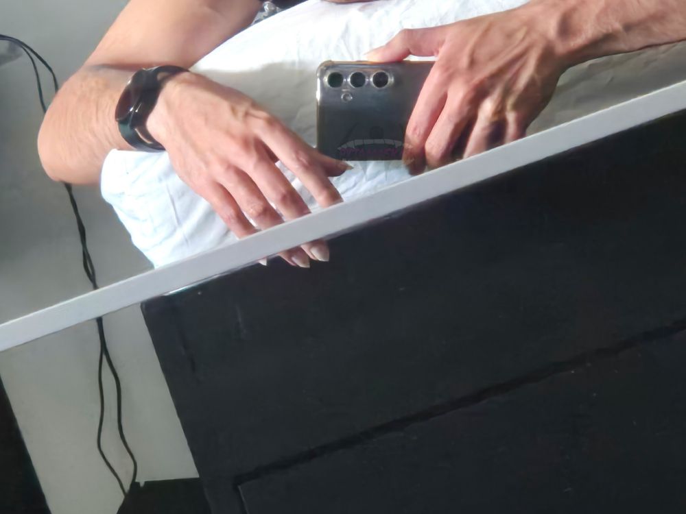 Mirrorselfie from the edge of the bed showing veiny hands