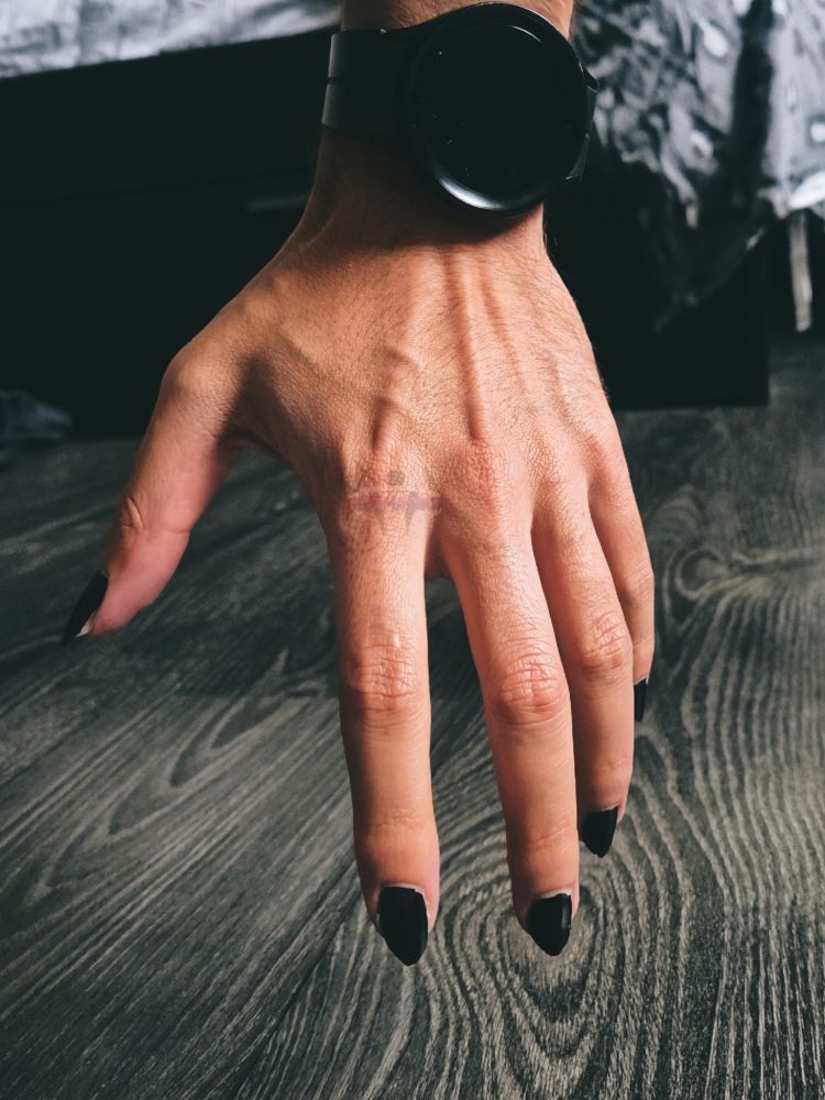 Handpic black painted pointy nails