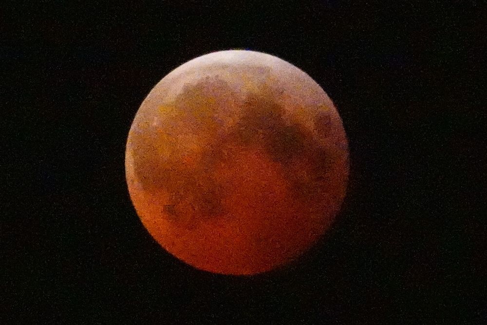 Photo of lunar eclipse / blood red moon